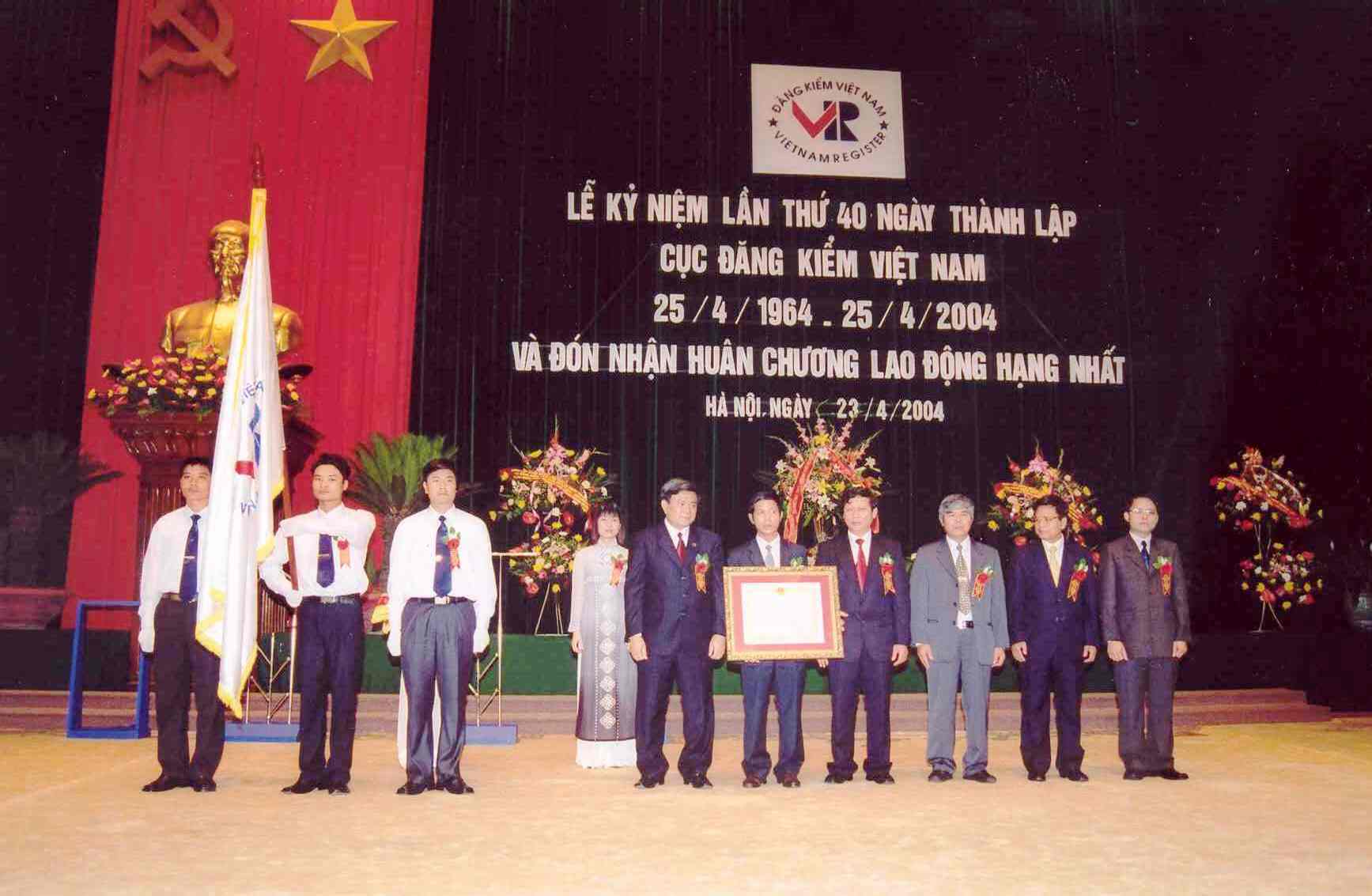 3. Đón nhận Huân chương Lao động hạng Nhất.jpg