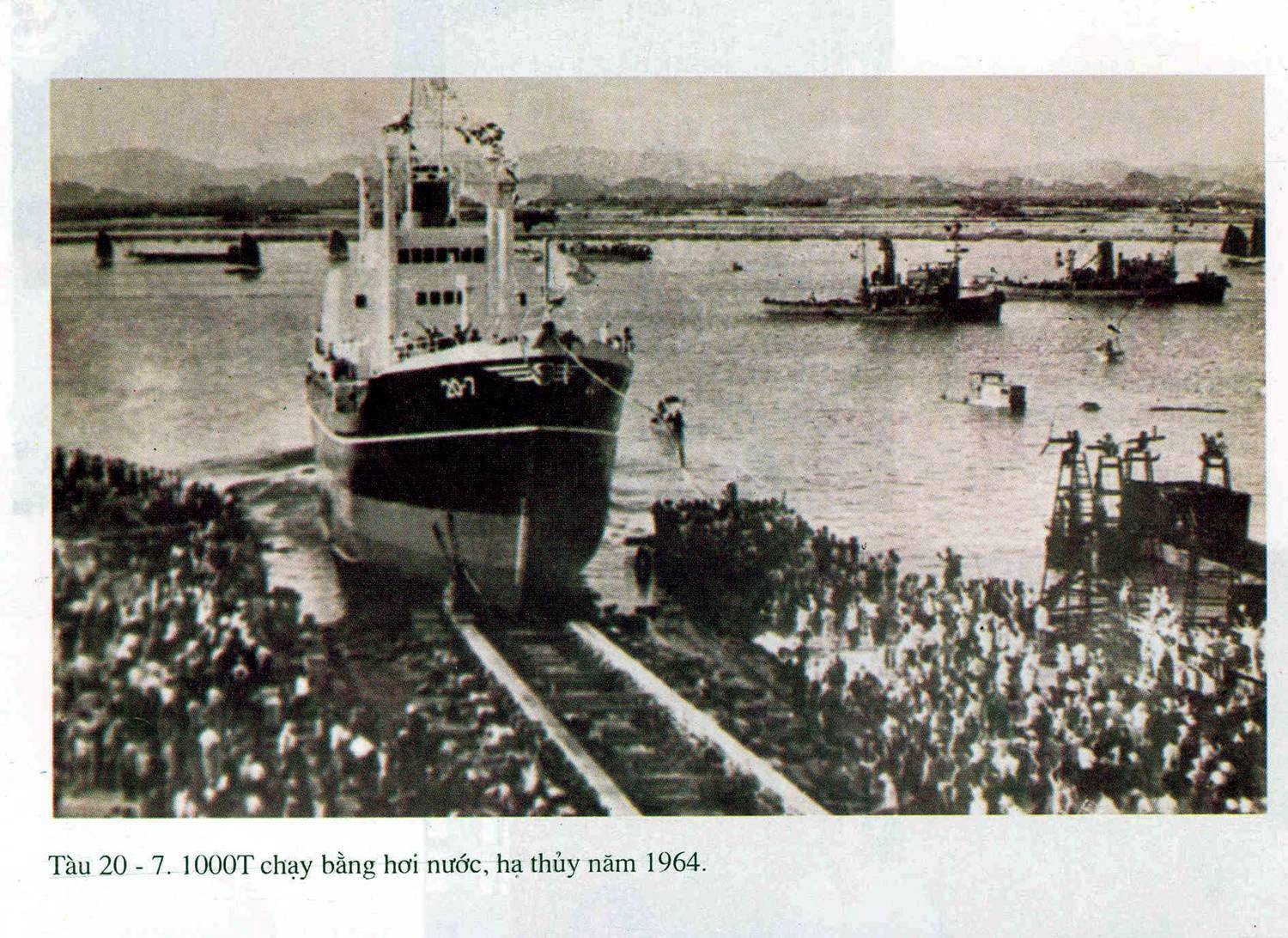 Tàu biển vỏ thép đầu tiên 20-7 trọng tải 1.000 tấn do ĐKVN giám sát kỹ thuật đóng mới năm 1965.jpg